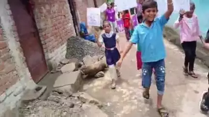 बीना: ग्राम बेलई में जागरूकता रैली का आयोजन, बड़ी संख्या में बच्चे शामिल हुए