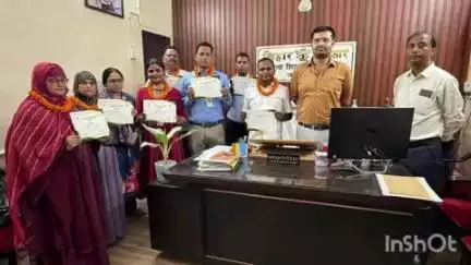 खगड़िया: खगड़िया डीपीओ द्वारा शिक्षक 'ऑफ द मंथ' का प्रमाण पत्र दिया गया