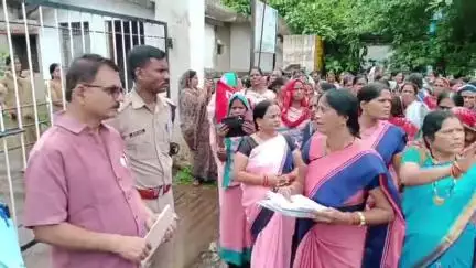 कटनी नगर: कटनी में आंगनबाड़ी कार्यकर्ता और सहायिकाओं का प्रदर्शन, लंबित मांगों को लेकर पीएम के नाम सौंपा ज्ञापन