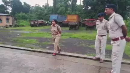 महेशपुर: पाकुड़ एसपी ने महेशपुर थाना और सोनारपाड़ा चेकपोस्ट का औचक निरीक्षण किया, थाना प्रभारी को दिए निर्देश
