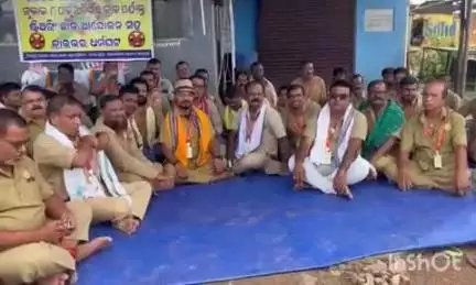 କଟକ ପୌରାଞ୍ଚଳ: ଗୋପାଳପୁରରେ ଓଡ଼ିଶା ଡ୍ରାଇଭର ମହାସଂଘର ଧର୍ମଘଟ ଜାରି, ଅନିର୍ଦ୍ଦିଷ୍ଟକାଳ ପର୍ଯ୍ୟନ୍ତ ଜାରି ରହିବ ଏହି ଧର୍ମଘଟ ଓ ଆନ୍ଦୋଳନ