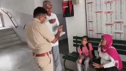 हनुमानगढ़: जंक्शन एसपी कार्यालय की सीढ़ियां चढ़ने में असमर्थ दिव्यांग महिला की फरियाद एसपी हरिशंकर ने खुद प्रथम तल पर आकर सुनी