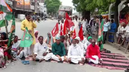 ओबरा: गहन पुनरीक्षण के विरोध में राष्ट्रीय जनता दल के समर्थकों ने ओबरा बंद कराया
