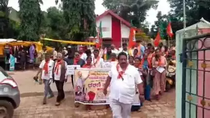 ಶಿರಸಿ: ರಾಜ್ಯ ಸರಕಾರದ ನಿರ್ಲಕ್ಷ್ಯ ಧೋರಣೆ ಖಂಡಿಸಿ ಬನವಾಸಿ ಗ್ರಾಪಂ ಕಚೇರಿ ಬಳಿ ಬಿಜೆಪಿಯಿಂದ ಪ್ರತಿಭಟನೆ