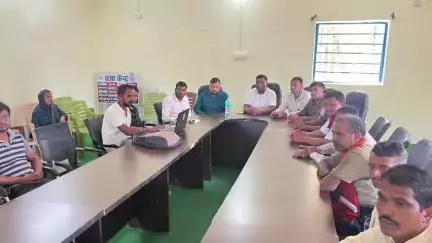 इटखोरी: बारियातु पंचायत भवन में आयुष्मान कार्ड बनाने के लिए लगा शिविर