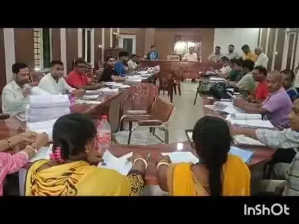 फलका: फलका प्रखंड मुख्यालय में मतदाता पुनरीक्षण कार्य का बीडीओ ने लिया जायजा