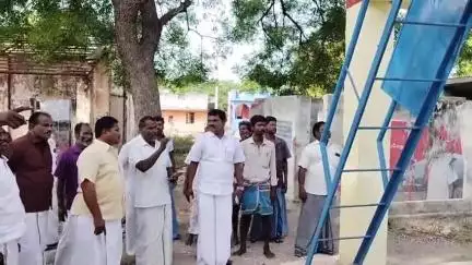 கள்ளக்குறிச்சி: வி.புதூர் கிராமத்தில் மேல்நிலை நீர்த்தேக்க தொட்டியின் மேலே ஏறிச் சென்று ஆய்வு செய்த கள்ளக்குறிச்சி சட்டமன்ற உறுப்பினர்