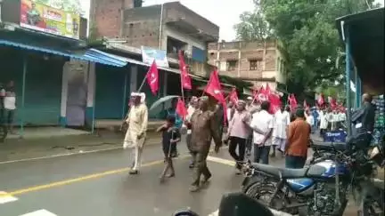 বান্দোয়ান: ধর্মঘটের দিন ধর্মঘটের সমর্থনে বান্দোয়ানে মিছিল সিপিআইএমের