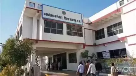 नरसिंहगढ़: हाईवे पर घूमते गौवंश को हटाने के लिए मनरेगा से मिलेंगे मजदूर: कलेक्टर