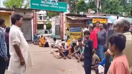 मोठ: समथर के काशीराम कॉलोनी में बिजली पानी न आने से कॉलोनी के लोग बैठे धरने पर #jansamasya