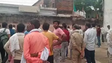 महोबा: बसौरा गांव में एक महिला की फांसी पर लटकती मिली लाश, मायके पक्ष ने ससुरालियों पर हत्या का लगाया आरोप
