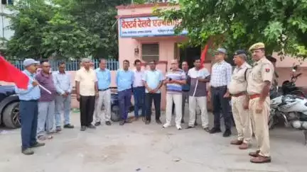 चित्तौड़गढ़: वेस्टर्न रेलवे एम्पलाईज यूनियन ने कर्मचारी नीतियों के विरोध में रेलवे स्टेशन पर किया प्रदर्शन