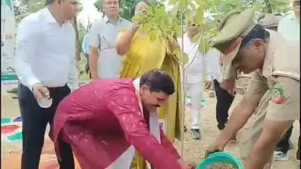 खलीलाबाद: मंत्री विजयलक्ष्मी गौतम ने माधव प्रसाद त्रिपाठी राजकीय महाविद्यालय खलीलाबाद में वृक्षारोपण कार्यक्रम का शुभारंभ किया