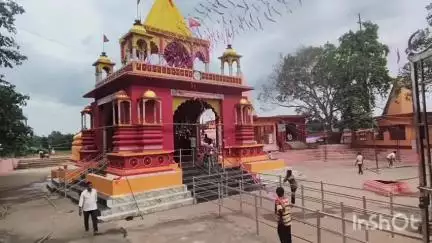 गोह: देवकुण्ड में धूमधाम से सजाया गया बाबा दूधेश्वरनाथ महादेव मंदिर