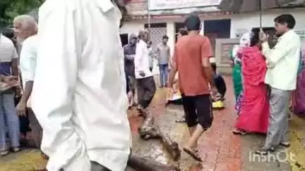 कारंजा: सोमठाणा गावात धक्कादायक घटना, स्मशानभूमी नसल्याने गावकऱ्यांनी प्रेत ठेवले थेट ग्रामपंचायत मध्ये