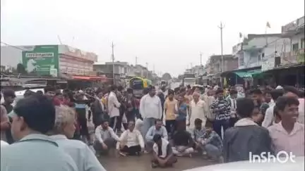 नसरुल्लागंज: लाड़कुई में व्यापारी द्वारा ₹267 की यूरिया बोरी ₹350 में बेचने पर किसानों ने अधिकारी को दिए सबूत, कार्यवाही का इंतजार