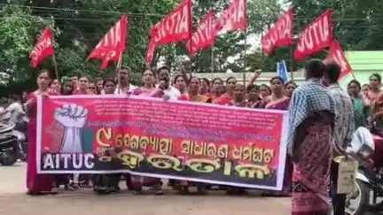 ଜୁନାଗଡ: ୧୨ ଦଫା ଦାବି ନେଇ ବିଭିନ୍ନ ସଂଗଠନ ପକ୍ଷରୁଜୁନାଗଡ଼ ଠାରେ  ଧର୍ମଘଟ ଓ ହରତାଳ