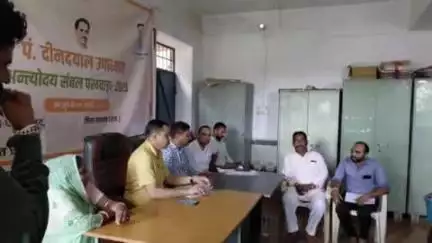 धरियावद: मूंगाणा में आयोजित शिविर में उपखण्ड अधिकारी ने मूंगाणा से जलिया पूल तक के रास्ते को अतिक्रमण मुक्त कराया