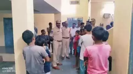 సూర్యాపేట: తిరుమలగిరి గ్రామంలో ప్రభుత్వ వసతి గృహాన్ని సందర్శించిన ఎస్పీ నరసింహ