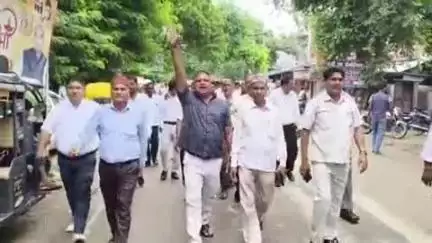आलापुर: आलापुर के अधिवक्ताओं ने जहांगीरगंज पुलिस के खिलाफ सड़क पर किया प्रदर्शन, एसडीएम को दिया ज्ञापन