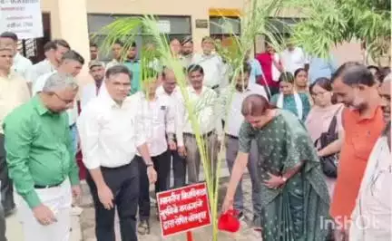 कायमगंज: शासन द्वारा चलाए जा रहे 'एक पेड़ मां के नाम' कार्यक्रम में तहसील परिसर में विधायक व अधिकारियों ने किया वृक्षारोपण