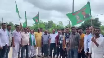 असरगंज: वोटर वेरिफिकेशन के विरोध में असरगंज में प्रदर्शनकारियों ने किया चक्का जाम