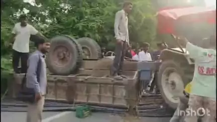 हर्रैया: हरैया थाना क्षेत्र के बिजरा के पास अनियंत्रित होकर ट्राली पलटी, कोई हताहत नहीं