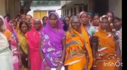 वारिसलीगंज: वारिसलीगंज के दोसुत पंचायत की महादलित परिवार की महिलाओं ने नल जल की समस्या को लेकर प्रखंड कार्यालय का किया घेराव