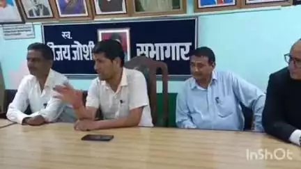 अल्मोड़ा: नगर निगम परिसर में कर्मचारियों ने किया धरना प्रदर्शन, महापौर अजय वर्मा के आश्वासन के बाद धरना समाप्त