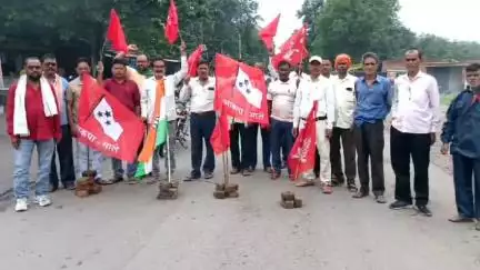 इचाक: क्षेत्र में देशव्यापी हड़ताल का दिखा असर, विरोध प्रदर्शन से घंटों तक कार्य ठप रहा