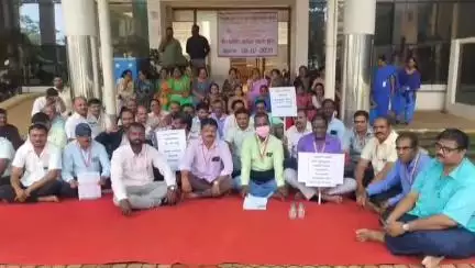 ಬೆಳಗಾವಿ: ನಗರದಲ್ಲಿ ಎರಡನೇ ದಿನವೂ ಮುಂದುವರೆದ ಪಾಲಿಕೆ ಅಧಿಕಾರಿಗಳ ಪ್ರತಿಭಟನೆ