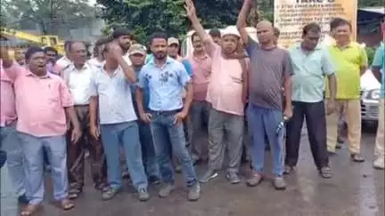 सारठ: श्रम कानून के खिलाफ संयुक्त ट्रेड यूनियन मोर्चा ने चितरा में उत्खनन कार्य बंद रखा, कानून वापस लेने की मांग की