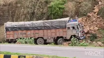 त्योंथर: सोहागी पहाड़: ब्रेक फेल होने से 3 किमी तक अनियंत्रित ट्रक पहाड़ से टकराया, ड्राइवर बाल-बाल बचा
