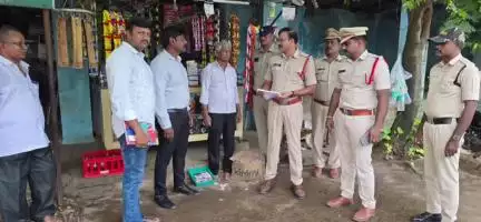 జగ్గయ్య చెరువు ప్రాంతంలో పాఠశాలల సమీపంలో ఉన్న దుకాణాల్లో సీఐ శ్రీనివాస్ ఆధ్వర్యంలో తనిఖీలు నిర్వహణ