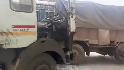 मस्तुरी: मल्हार शराब दुकान के पास ट्रेलर और ट्रक के बीच हुई भिड़ंत, वाहनों ने लगाया जाम