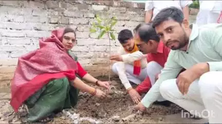 नरैनी: ब्लॉक क्षेत्र नरैनी में मां के नाम थीम के तहत नरैनी विधायक की अगुवाई में वृक्षारोपण किया गया