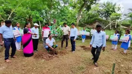 ବଡସାହି: ଧନପୁରସ୍ଥିତ କସ୍ତୁରବା ଗାନ୍ଧୀ ବାଳିକା ବିଦ୍ୟାଳୟରେ ଆୟୋଜିତ ବୃକ୍ଷରୋପଣ କାର୍ଯ୍ୟକ୍ରମରେ ଯୋଗଦେଲେ ବେତନଟୀ ବ୍ଲକ ଶିକ୍ଷାଅଧିକାରୀ ବିପ୍ଳବ କର