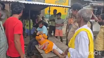 खलीलाबाद: ग्राम विश्वनाथपुर में रोड एक्सीडेंट में घायल भाई-बहन को पीआरबी ने जिला अस्पताल पहुंचाया