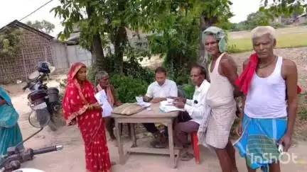 शंकरपुर: शंकरपुर प्रखंड के रायभीर गांव में बीएलओ द्वारा गणना पत्र का वितरण जारी, भरने में भी कर रहे सहयोग