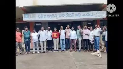 మంచిర్యాల: పట్టణంలో దేశవ్యాప్త సమ్మెలో పాల్గొన్న ఎల్ఐసీ ఉద్యోగులు, సిబ్బంది