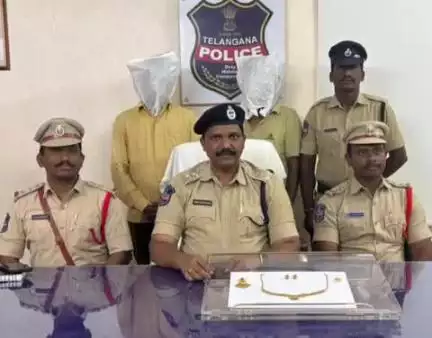 సూర్యాపేట: అనంతారం క్రాస్ రోడ్ సమీపంలో వాహన తనిఖీల్లో 4.7 తులాల బంగారు ఆభరణాలు, నగదు పట్టివేత, ఇద్దరు అరెస్ట్