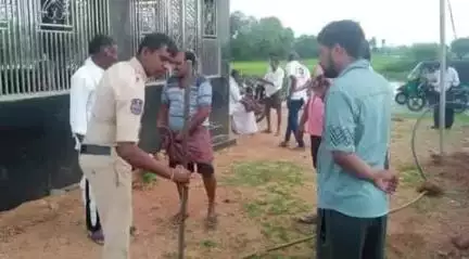 చిలుకూరు: చిలుకూరులోని శ్రీ కంఠమహేశ్వర స్వామి దేవాలయంలో చోరీ, హుండీని ధ్వంసం చేసి రూ.5వేల నగదు అపహరణ