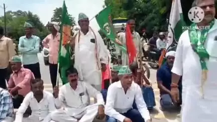 बगहा: बगहा में बिहार बंदी का दिखा असर, कार्यकर्ता उतरे सड़क पर