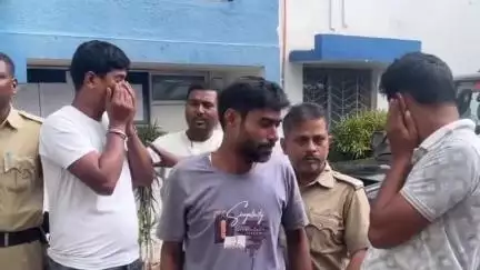 সামশেরগঞ্জ: নতুন ডাকবাংলায় ৪০০ বোতল ফেনসিডিল সহ গ্রেপ্তার ৩ যুবক, ধৃতদের তোলা হল আদালতে