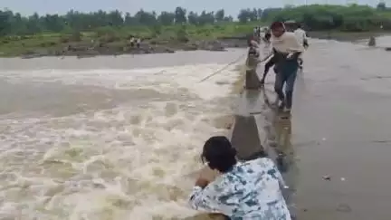 माण्डलगढ़: बनास नदी का पुल क्षतिग्रस्त, मछली पकड़ने वालों की भीड़ जुटी