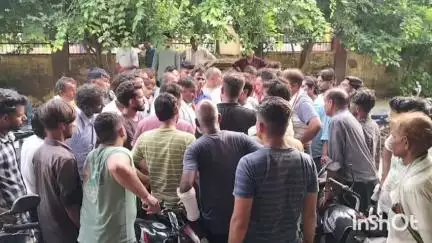 कुम्हेर: कुम्हेर स्थित डीग दरवाजा मोहल्ला निवासी एक महिला ने अज्ञात कारणों के चलते गले में फांसी का फंदा लगाकर आत्महत्या कर ली