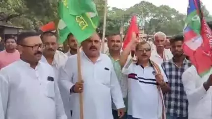 गुठनी: गुठनी चौराहे पर मतदाता पुनरीक्षण को लेकर महागठबंधन कार्यकर्ताओं ने किया सड़क जाम