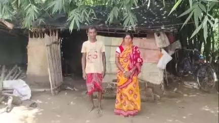আউশগ্রাম ২: ‘মুখ্যমন্ত্রীকে ফোন করো’, উল্লাসপুরের বাসিন্দা লখাইকে নিদান পঞ্চায়েতের, অবশেষে বাড়ি তৈরির আশ্বাস জেলা পরিষদের সভাধিপতির