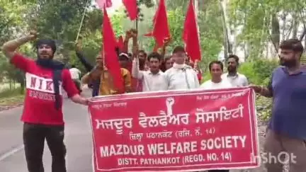 ਪਠਾਨਕੋਟ: ਪਠਾਨਕੋਟ ਵਿਖੇ ਠੇਕੇਦਾਰੀ ਪ੍ਰਥਾ ਖਤਮ ਕਰਨ ਦੇ ਲਈ ਮਜ਼ਦੂਰਾਂ ਨੇ ਕੱਢੀ ਰੋਸ਼ ਰੈਲੀ #Jansamasya