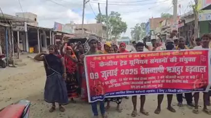 सिमरी बख्तियारपुर: सफाई कर्मचारियों ने अपनी मांगों को लेकर सिमरी बख्तियारपुर में निकाला जुलूस